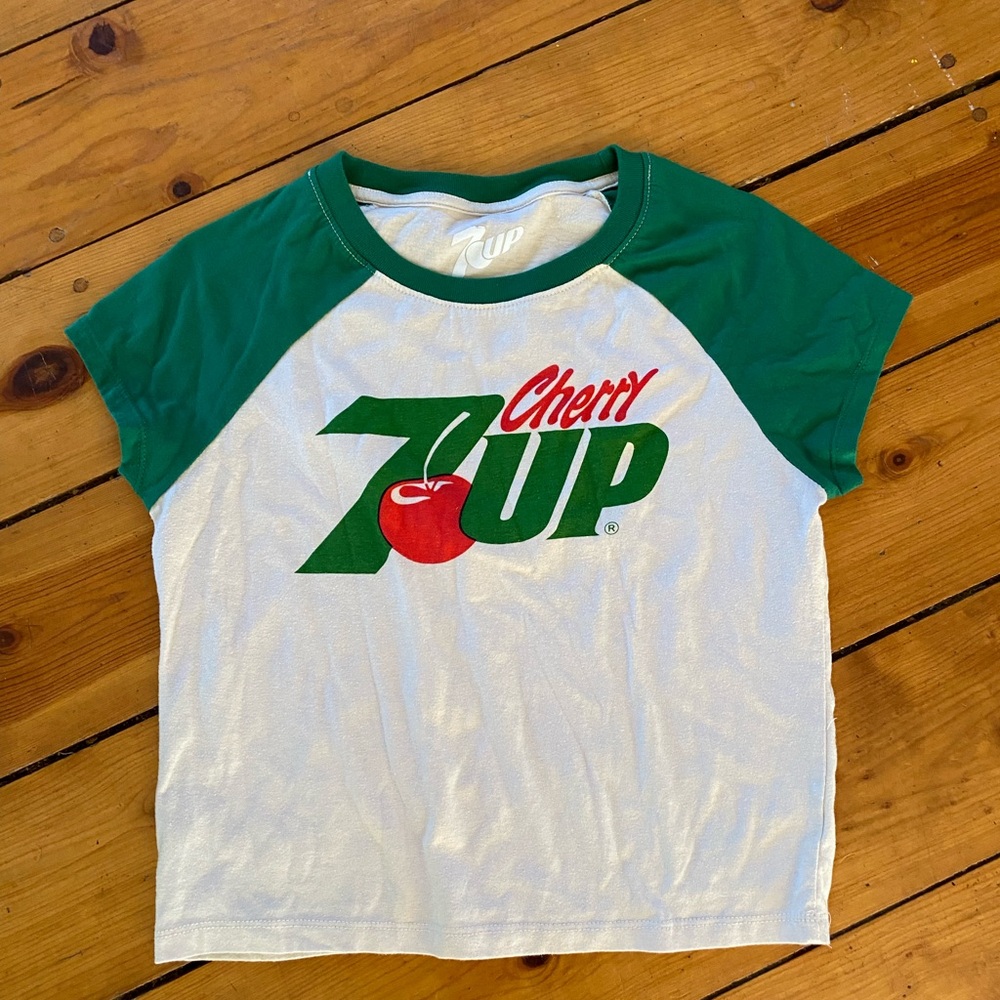 7 Up baby tee Shirt size medium